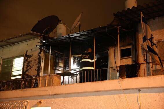 זירת השריפה בקריית ים, הערב // צילום: מישל דוט קום